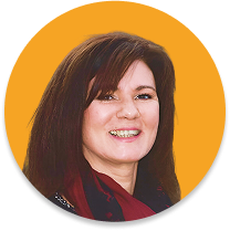 Portrait d'une femme souriante sur fond orange.